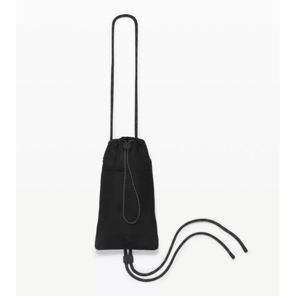 Lululemon Play Forward Black Crossbody Pouch Bag Phone Holder Water Repellent - Picture 1 of 8